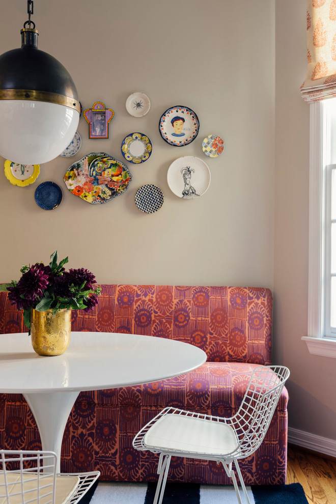 Foto di una sala da pranzo classica con pareti beige