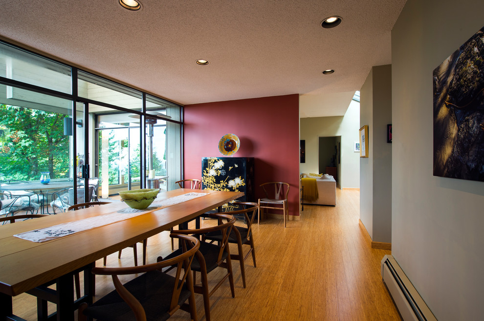 Стильный дизайн: отдельная столовая среднего размера в стиле модернизм с красными стенами, полом из бамбука и бежевым полом без камина - последний тренд
