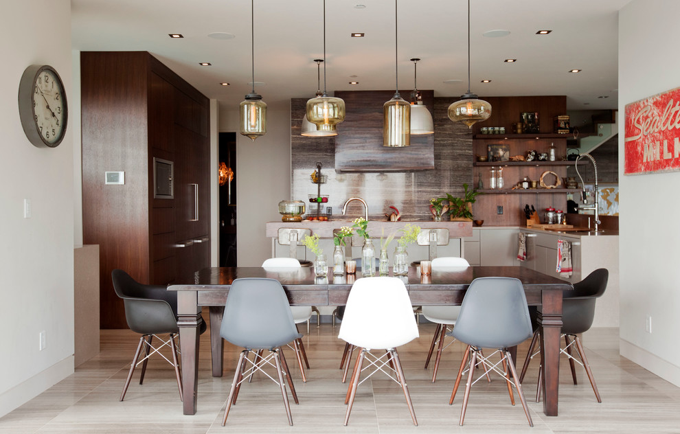 Idée de décoration pour une salle à manger ouverte sur la cuisine design de taille moyenne avec un mur blanc, aucune cheminée et un sol marron.