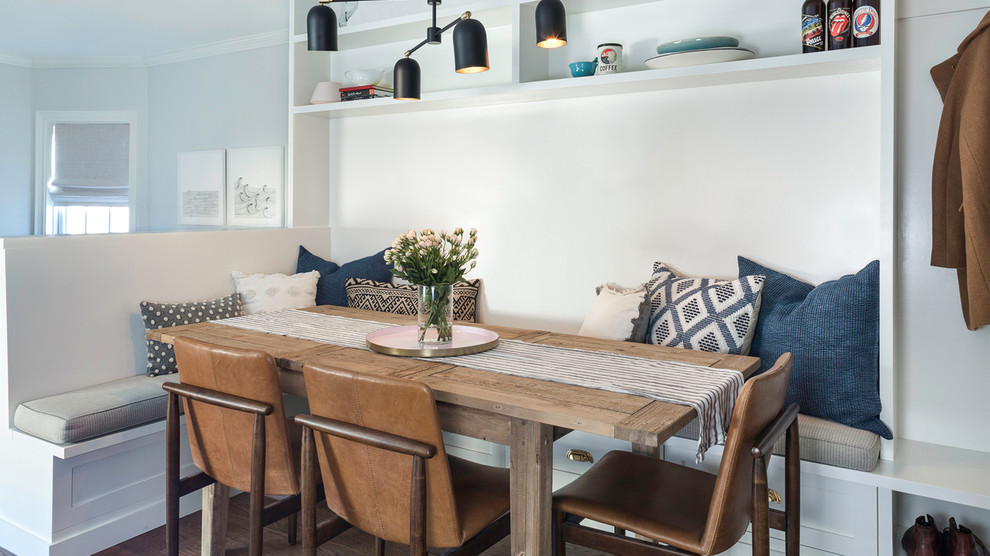 Esempio di una piccola sala da pranzo aperta verso la cucina chic con pareti bianche, pavimento in legno massello medio e pavimento marrone