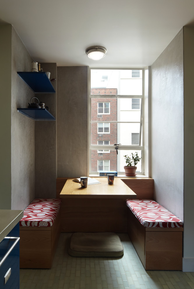 Immagine di una sala da pranzo aperta verso la cucina tradizionale di medie dimensioni con pavimento con piastrelle in ceramica, pareti grigie e pavimento grigio