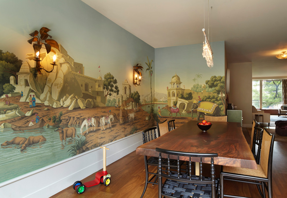 Mittelgroße Moderne Wohnküche ohne Kamin mit bunten Wänden, braunem Holzboden und braunem Boden in New York
