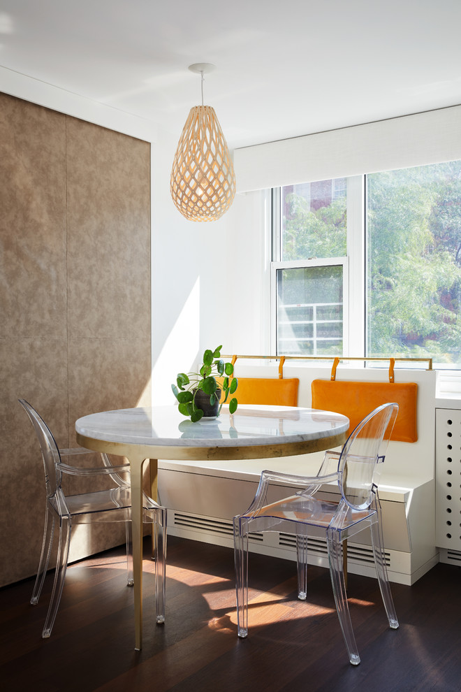 Inspiration pour une salle à manger ouverte sur la cuisine design avec un mur blanc, parquet foncé et un sol marron.