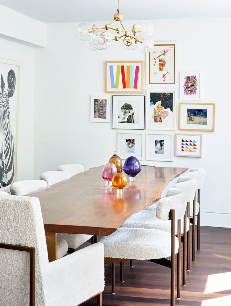 Esempio di una sala da pranzo contemporanea con pareti bianche, pavimento in legno massello medio e pavimento marrone