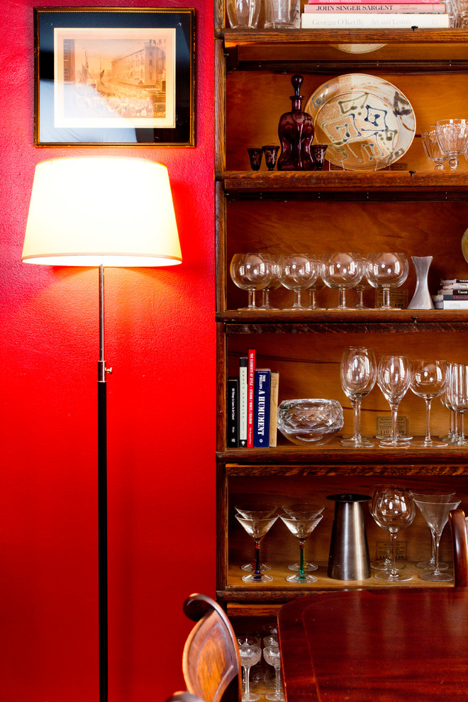 Immagine di una sala da pranzo aperta verso il soggiorno chic di medie dimensioni con pareti rosse e parquet chiaro