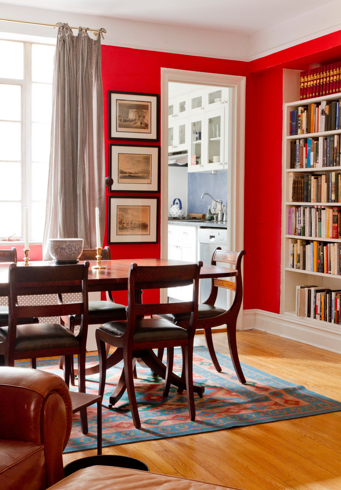 Offenes, Mittelgroßes Klassisches Esszimmer mit roter Wandfarbe und hellem Holzboden in New York