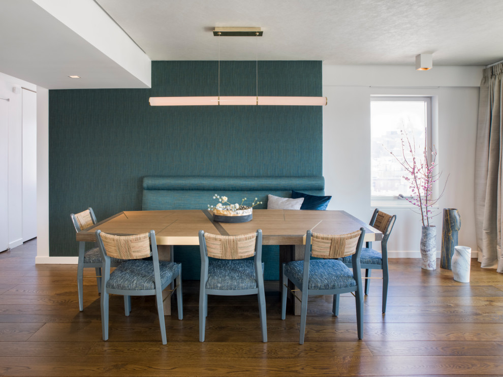 Идея дизайна: столовая в современном стиле с зелеными стенами, паркетным полом среднего тона, коричневым полом и обоями на стенах без камина