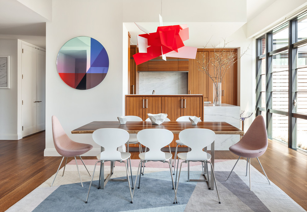 Idee per una sala da pranzo aperta verso il soggiorno moderna con pareti bianche, parquet scuro e pavimento marrone