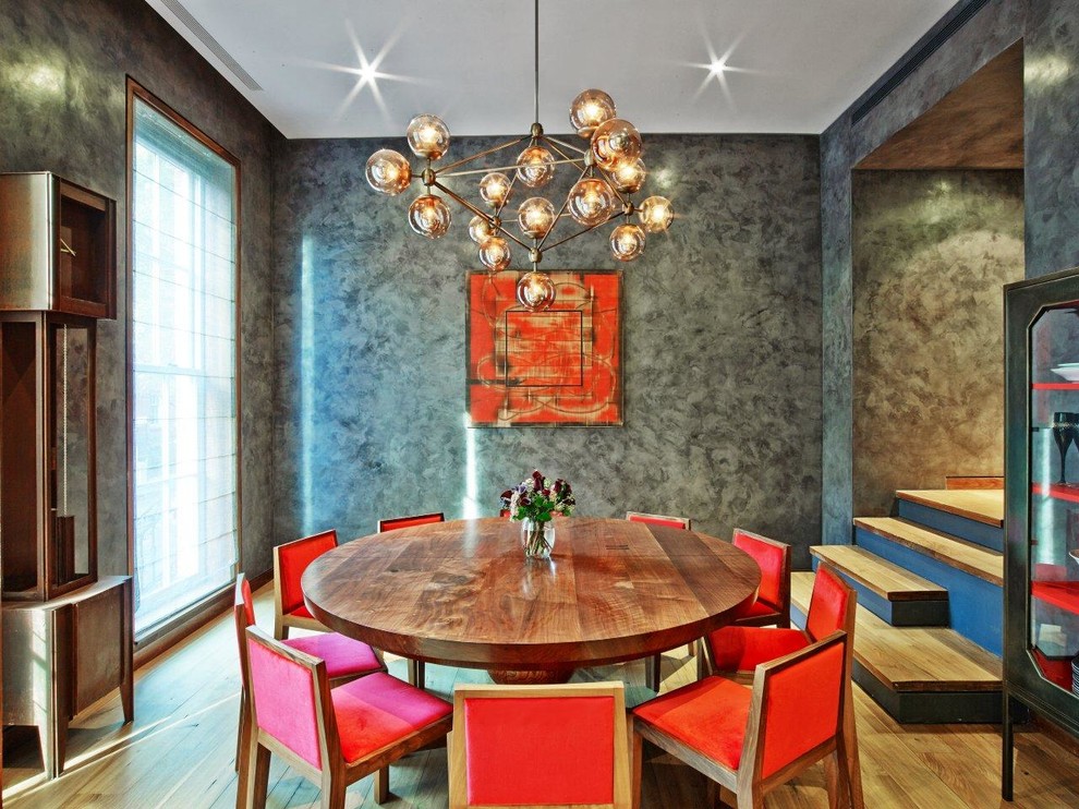 Ispirazione per una sala da pranzo moderna con pareti grigie e pavimento in legno massello medio