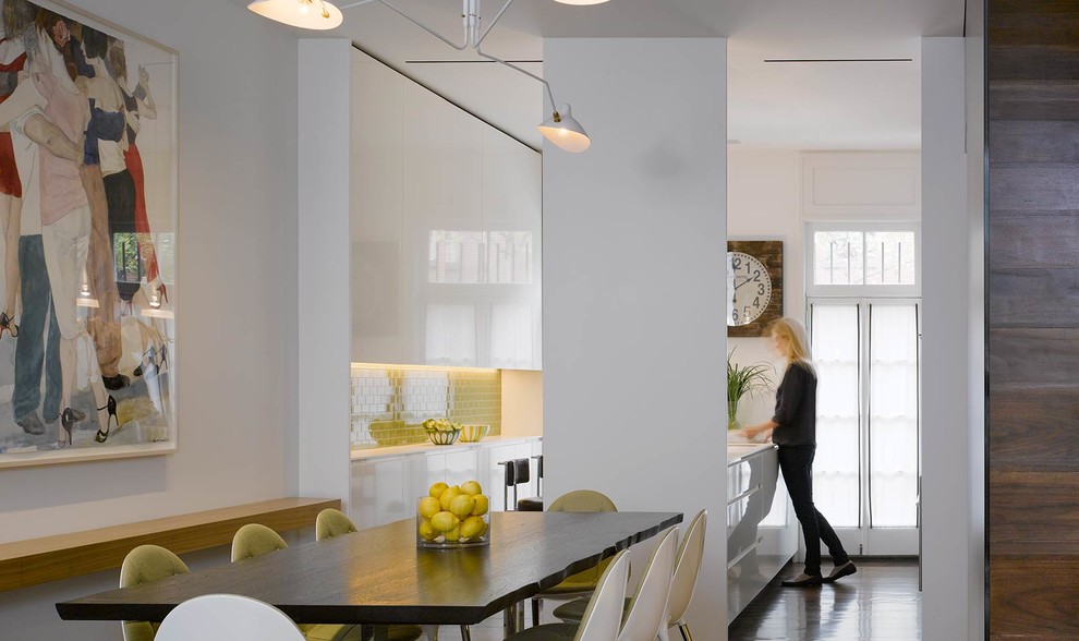 Idee per una sala da pranzo aperta verso la cucina design con pareti bianche