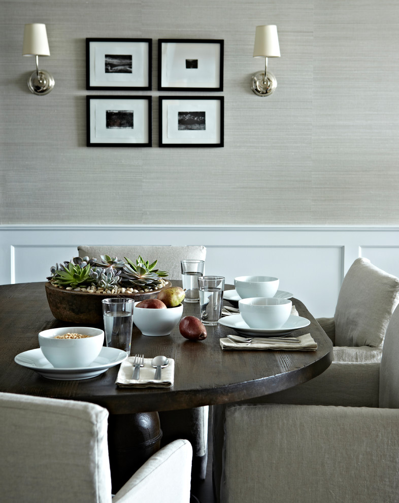 Immagine di una sala da pranzo aperta verso il soggiorno chic di medie dimensioni con pareti grigie e parquet scuro