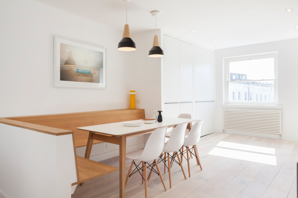 Свежая идея для дизайна: кухня-столовая в скандинавском стиле с белыми стенами, светлым паркетным полом и бежевым полом без камина - отличное фото интерьера