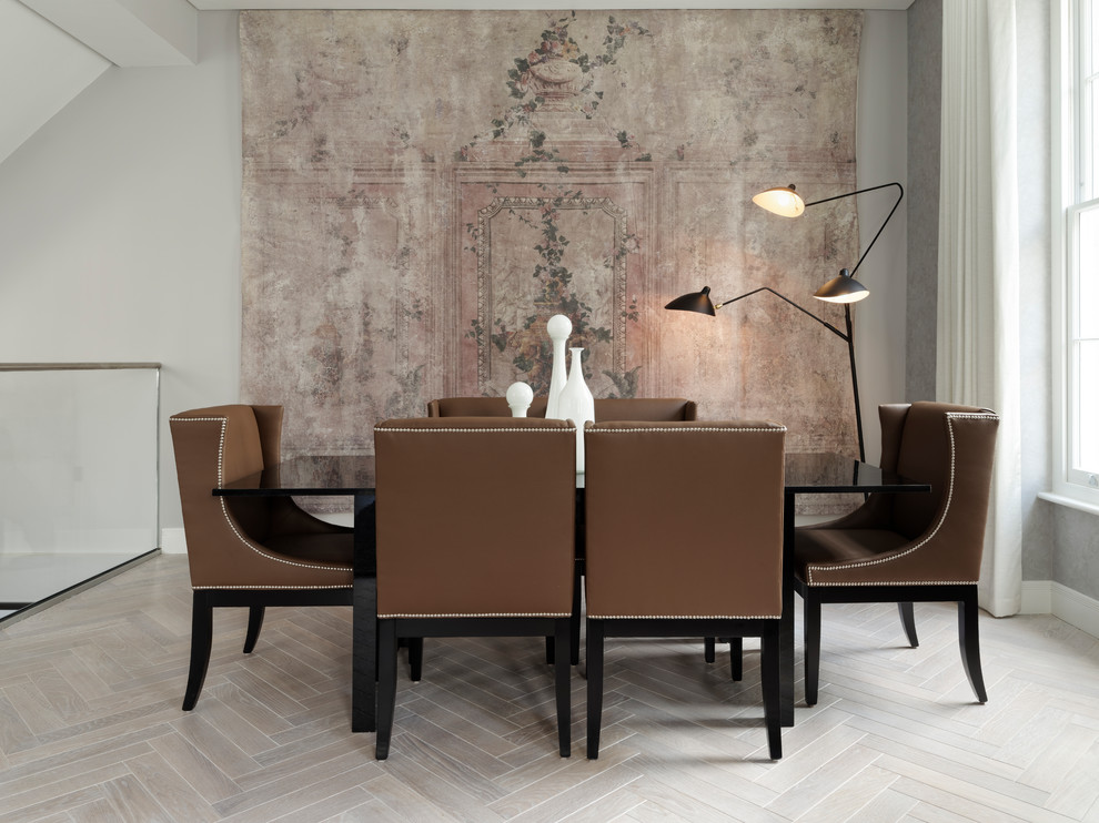 Esempio di una sala da pranzo design di medie dimensioni con pareti grigie, parquet chiaro e pavimento bianco