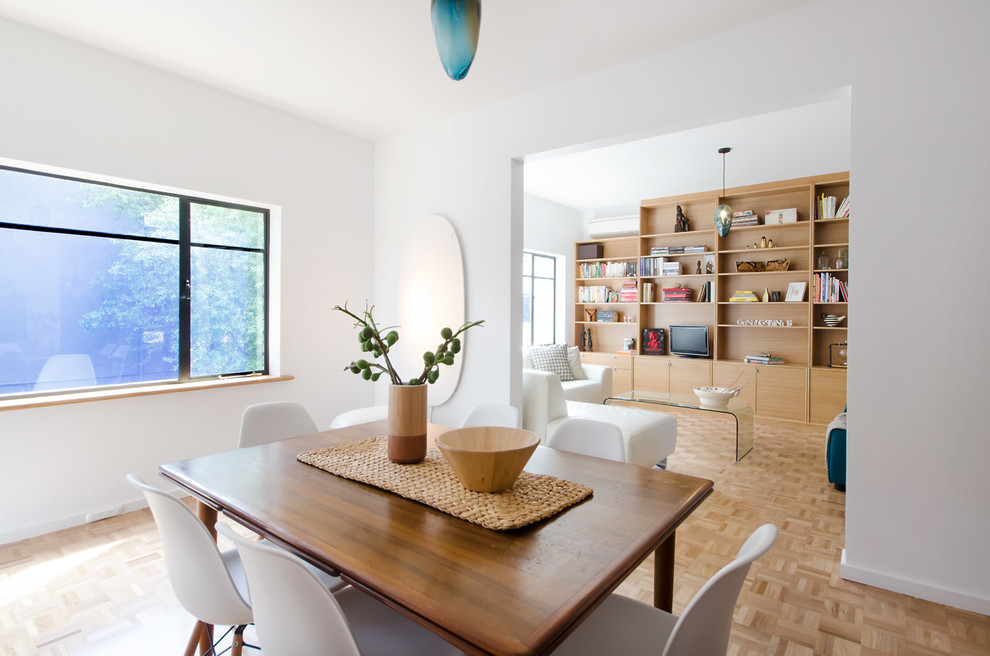 Inspiration för en stor minimalistisk separat matplats, med vita väggar och ljust trägolv