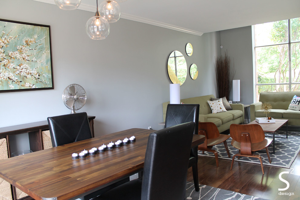 Réalisation d'une petite salle à manger ouverte sur le salon vintage avec un mur gris et un sol en bois brun.