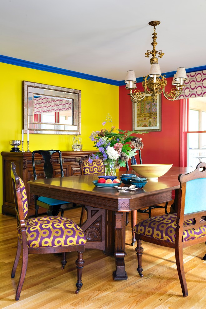 Immagine di una sala da pranzo boho chic con pareti multicolore, parquet chiaro e pavimento beige
