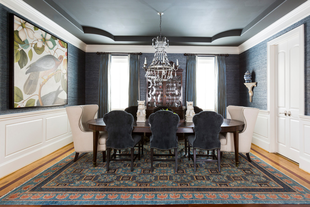 Geschlossenes Klassisches Esszimmer ohne Kamin mit blauer Wandfarbe und braunem Holzboden in Houston