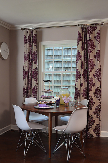 Mittelgroßes Shabby-Style Esszimmer ohne Kamin mit dunklem Holzboden und lila Wandfarbe in Sonstige