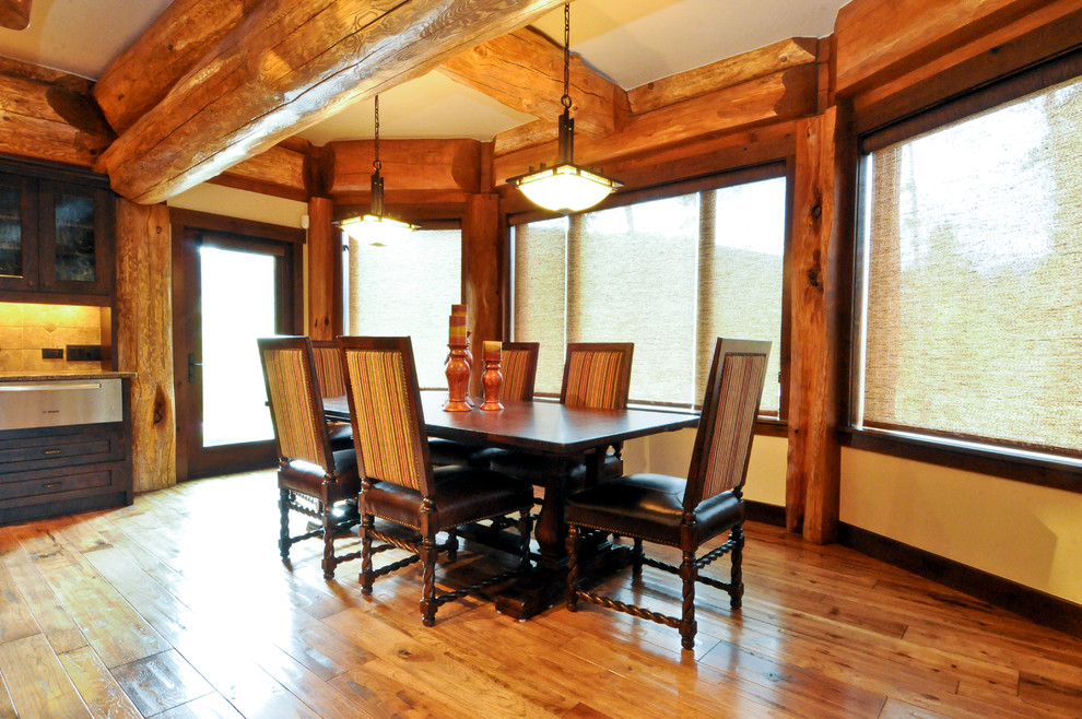 Mittelgroße Rustikale Wohnküche mit hellem Holzboden und braunem Boden in Denver