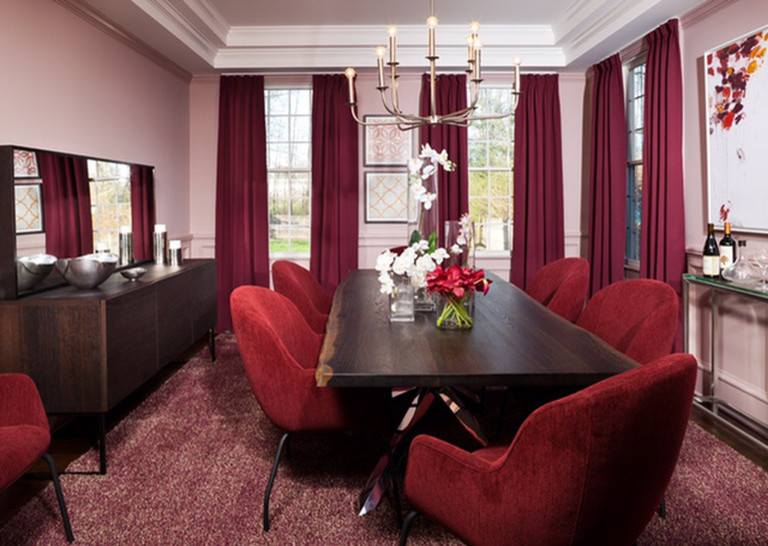 Ispirazione per una sala da pranzo aperta verso la cucina minimalista di medie dimensioni con pareti rosa, parquet scuro e pavimento marrone