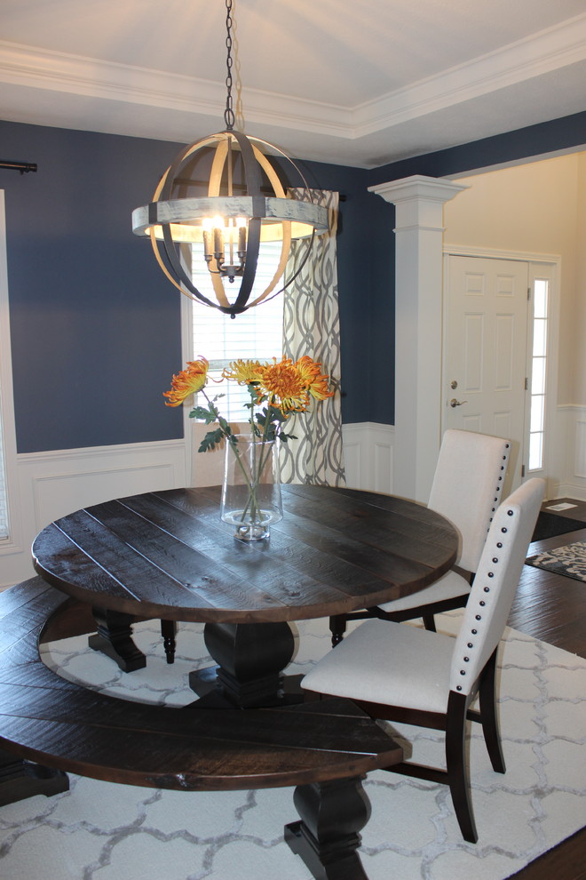 Diseño de comedor clásico renovado de tamaño medio cerrado con paredes azules, suelo de madera oscura y suelo marrón