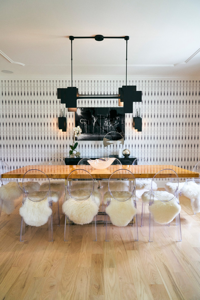 Geschlossenes, Mittelgroßes Modernes Esszimmer ohne Kamin mit bunten Wänden, hellem Holzboden und beigem Boden in New York