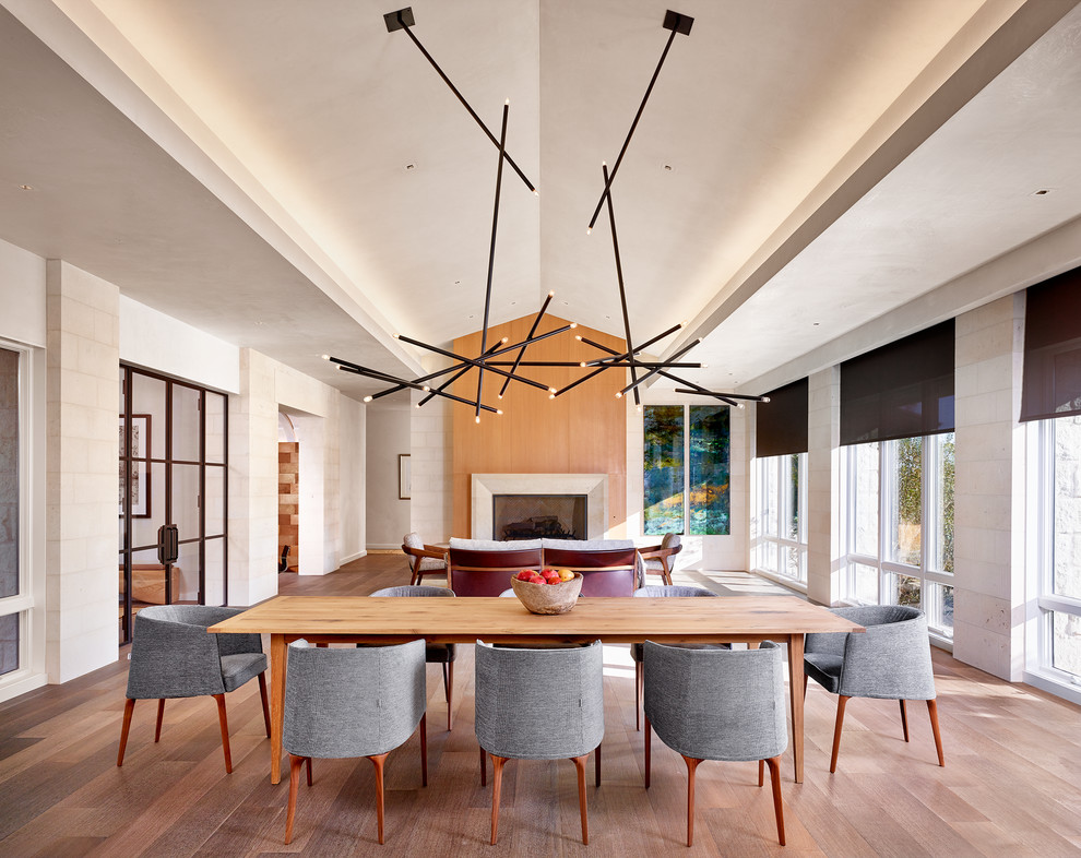 Esempio di una sala da pranzo aperta verso il soggiorno contemporanea con pavimento in legno massello medio