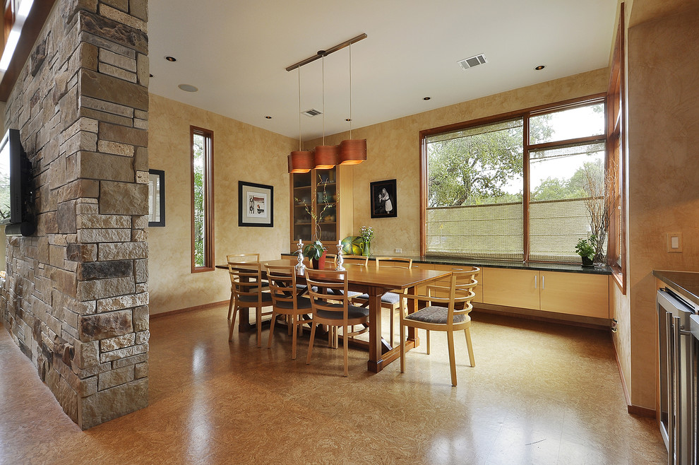 Modernes Esszimmer mit braunem Holzboden in Austin