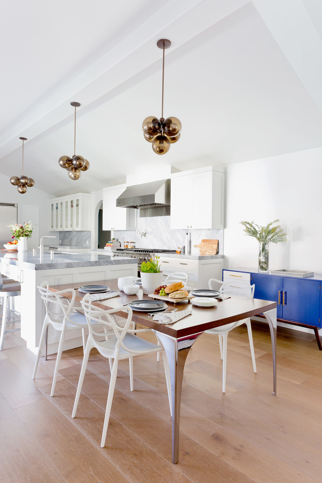 Источник вдохновения для домашнего уюта: кухня-столовая среднего размера в стиле ретро с белыми стенами, светлым паркетным полом и коричневым полом без камина