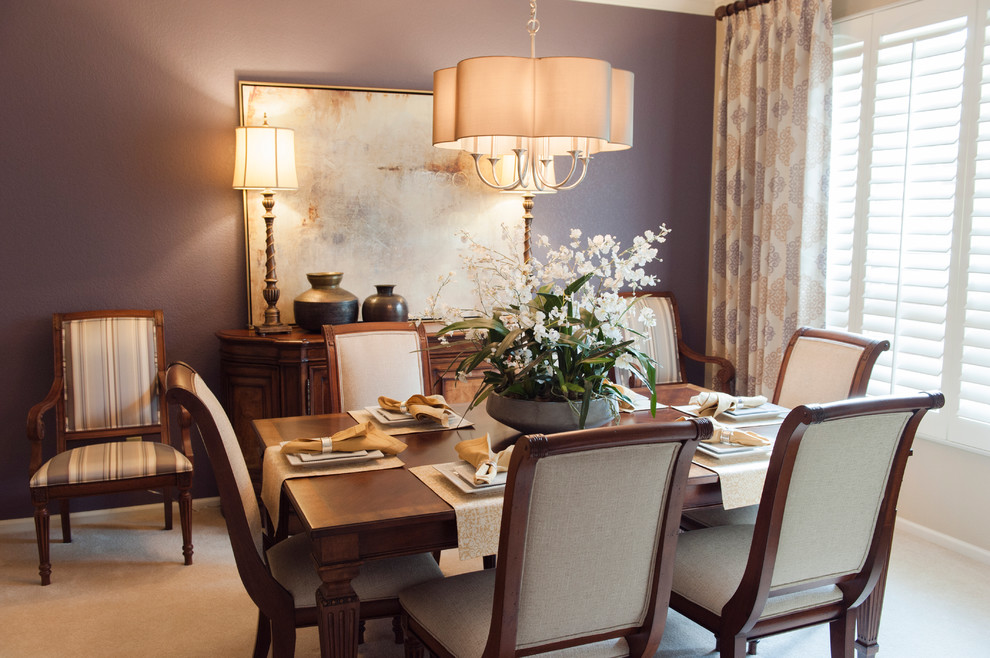 Esempio di una sala da pranzo chic chiusa con pareti viola, moquette e pavimento beige