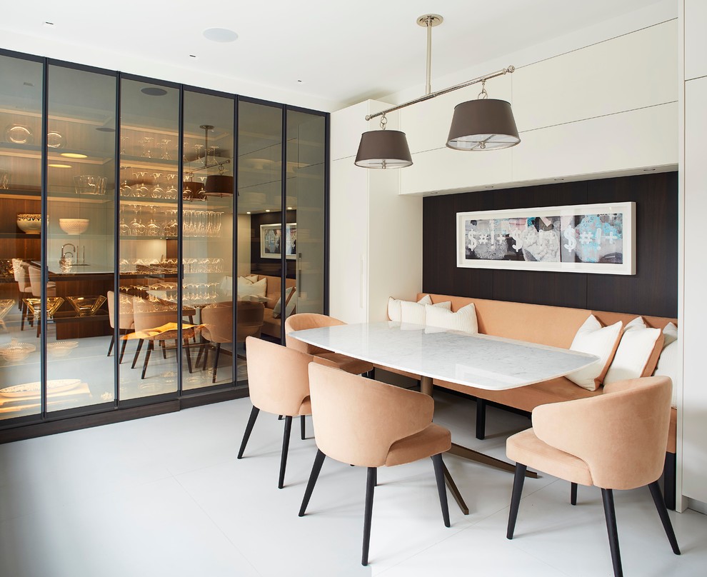 Стильный дизайн: столовая в современном стиле с белыми стенами без камина - последний тренд