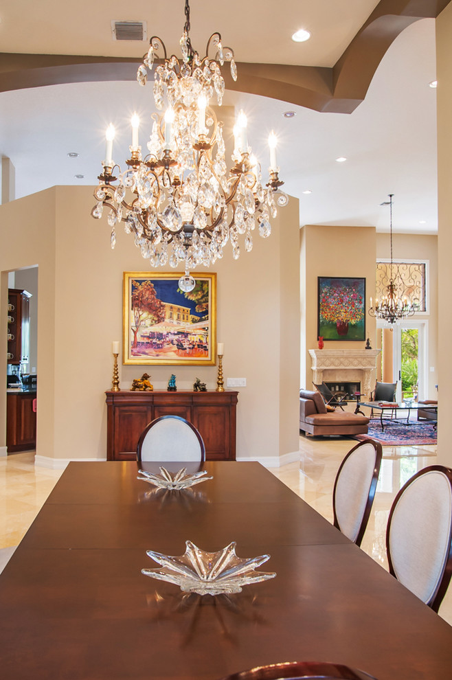 Klassische Wohnküche mit Marmorboden in Miami