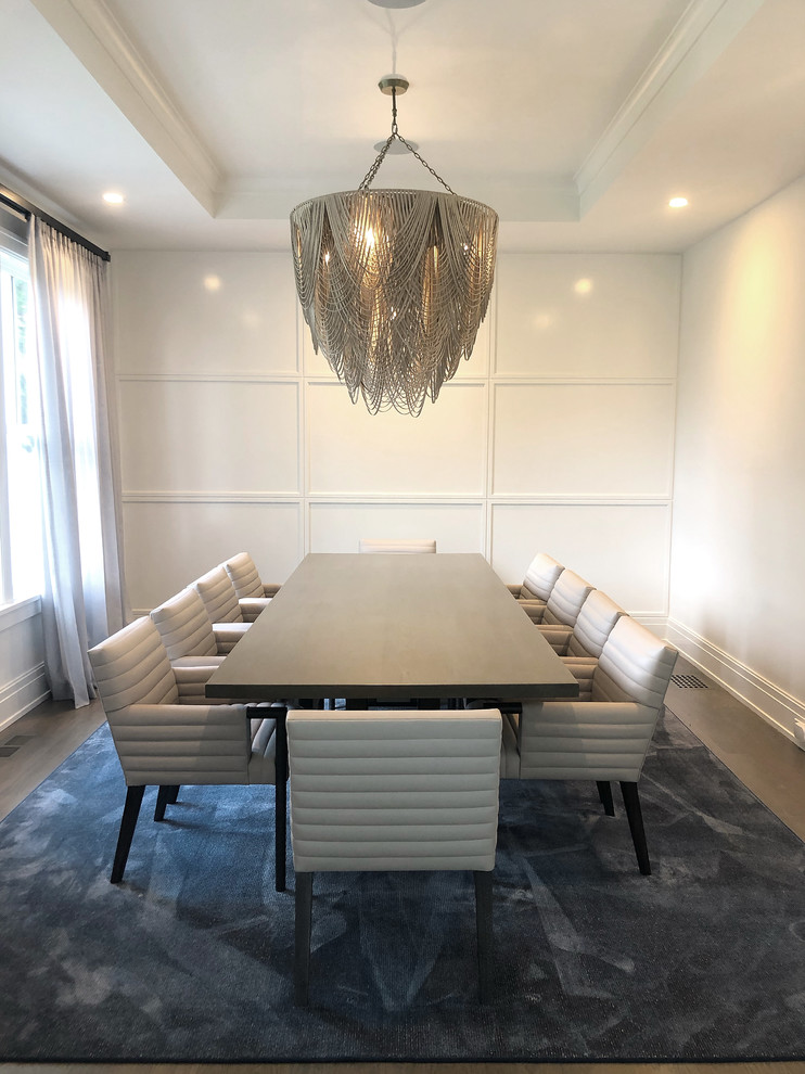Ispirazione per una grande sala da pranzo contemporanea chiusa con pareti bianche, pavimento in legno massello medio e pavimento grigio
