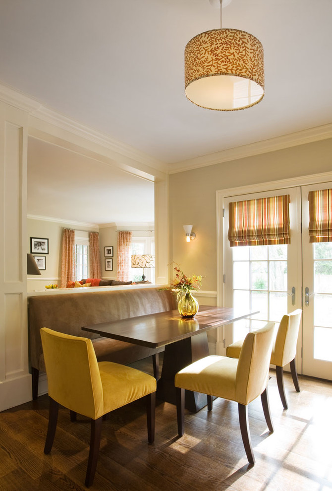 Cette photo montre une salle à manger tendance avec un mur beige et parquet foncé.