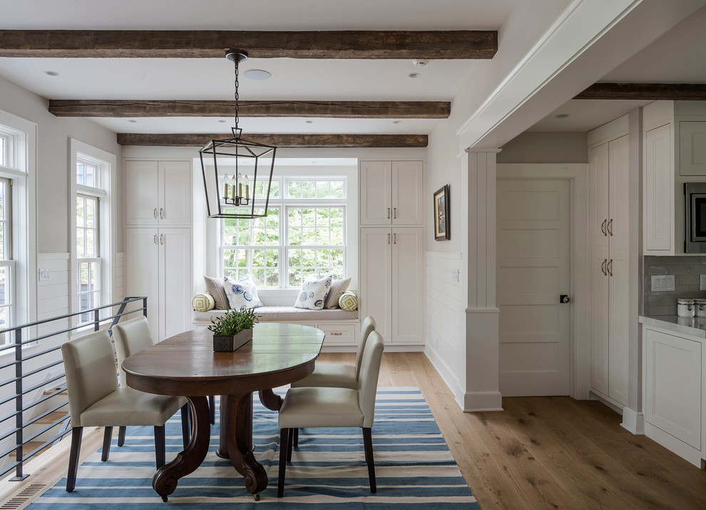 Mittelgroße Country Wohnküche ohne Kamin mit weißer Wandfarbe und braunem Holzboden in New York
