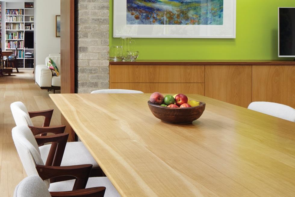 Cette image montre une salle à manger ouverte sur le salon design de taille moyenne avec parquet clair.