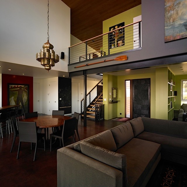 Réalisation d'une salle à manger ouverte sur le salon minimaliste de taille moyenne avec un mur multicolore et un sol marron.