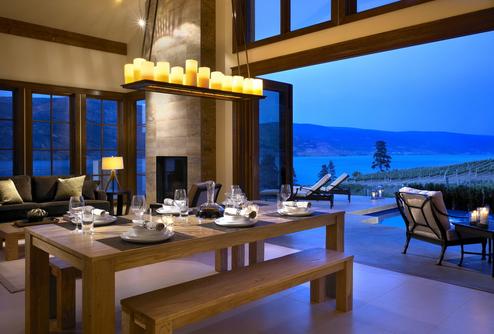 Idées déco pour une salle à manger ouverte sur le salon contemporaine avec un manteau de cheminée en pierre et éclairage.