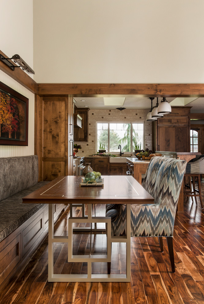Modelo de comedor de cocina de estilo de casa de campo de tamaño medio con suelo de madera en tonos medios y todas las chimeneas