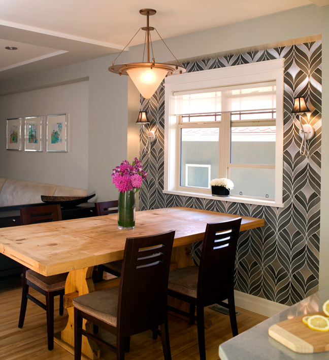 Foto de comedor clásico renovado pequeño abierto con paredes metalizadas y suelo de madera clara