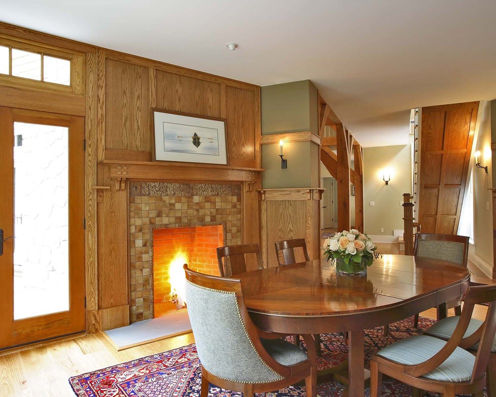 Cette image montre une salle à manger traditionnelle avec un manteau de cheminée en carrelage.