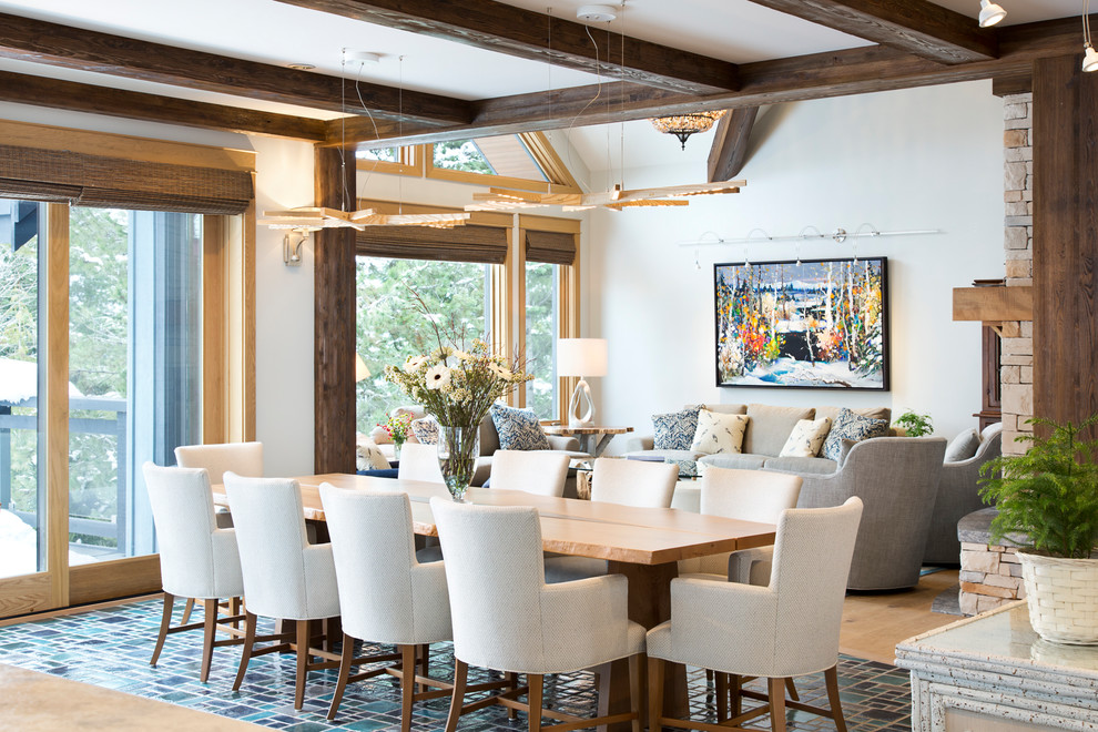 Idee per una sala da pranzo aperta verso il soggiorno chic con parquet chiaro, pareti bianche e pavimento beige