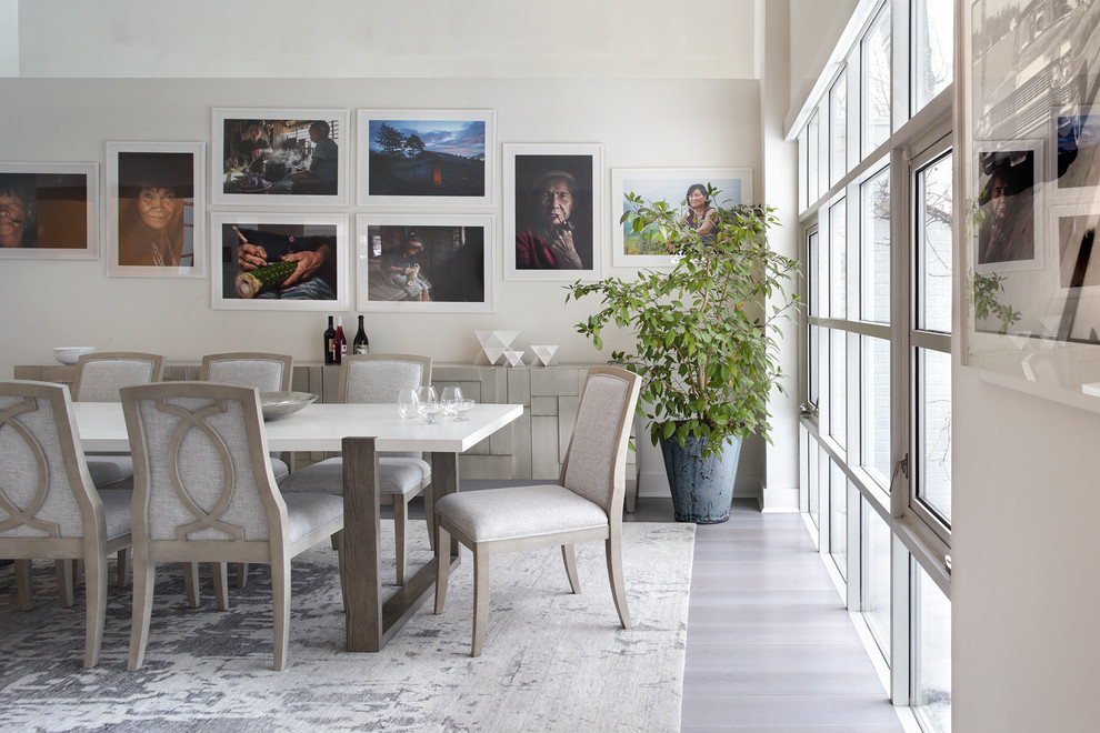 Diseño de comedor contemporáneo con paredes blancas y suelo gris