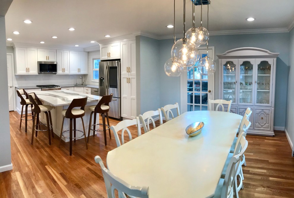 Immagine di una sala da pranzo aperta verso la cucina tradizionale di medie dimensioni con pareti blu, pavimento in legno massello medio, nessun camino e pavimento marrone