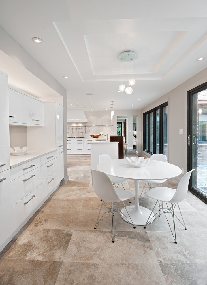 Moderne Wohnküche ohne Kamin mit beiger Wandfarbe in Ottawa