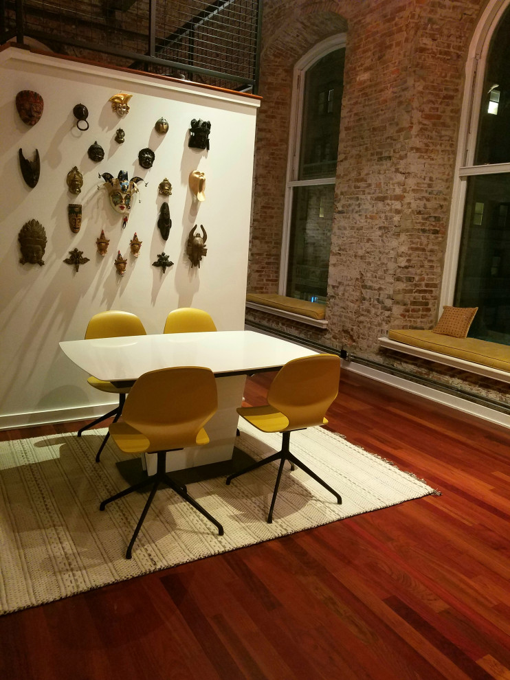 Ispirazione per una sala da pranzo aperta verso il soggiorno industriale di medie dimensioni con pareti bianche, pavimento in legno massello medio e pavimento rosso