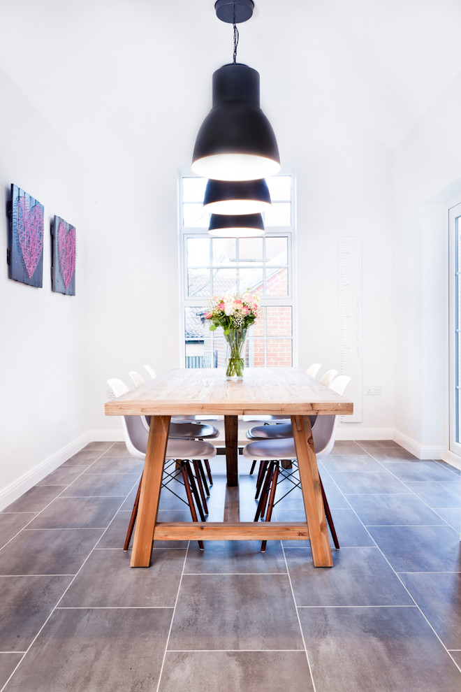 Foto di una sala da pranzo aperta verso la cucina design di medie dimensioni con pareti grigie, pavimento in vinile e nessun camino