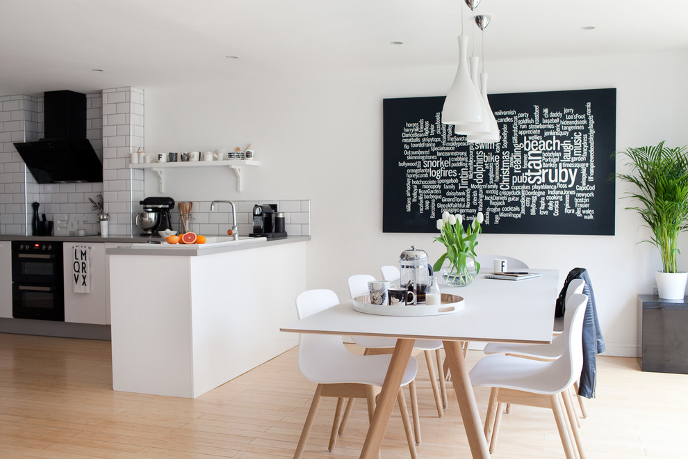 Moderne Wohnküche ohne Kamin mit weißer Wandfarbe, hellem Holzboden und beigem Boden in Gloucestershire