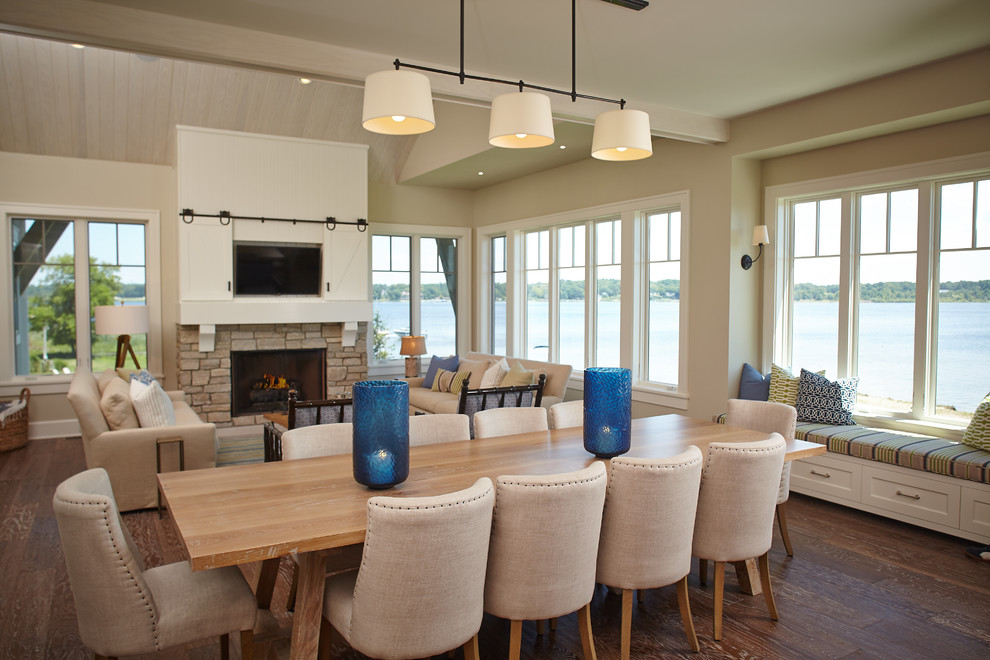 Inspiration pour une salle à manger ouverte sur le salon marine avec un mur beige, parquet foncé et éclairage.