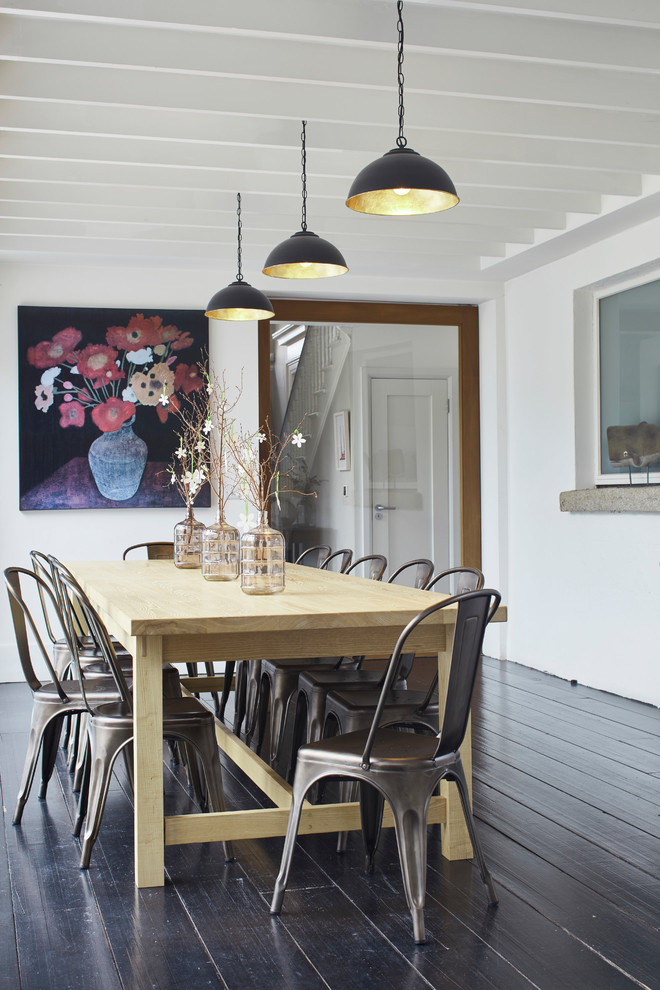 Immagine di una sala da pranzo classica di medie dimensioni con pareti bianche, parquet scuro, nessun camino e pavimento marrone